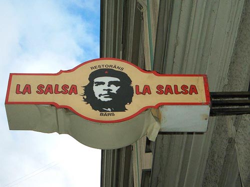 Че Гевара на вывеске ресторана в Риге. wikimedia