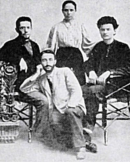 Троцкий (справа) в 1897 г. wikimedia