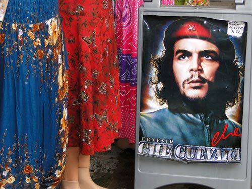 Постер с портретом Че Гевары, продающийся на турецком рынке. flickr.com