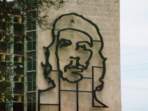Портрет Че Гевары украшает стену Министерства внутренних дел Кубы. wikimedia