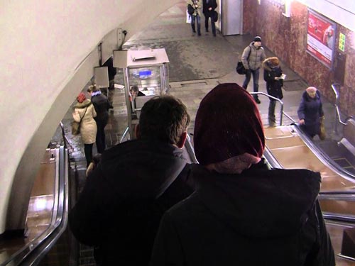 За полвека с лишним эскалатор и плафоны станции метро «Университет» не изменились. Кадр YouTube