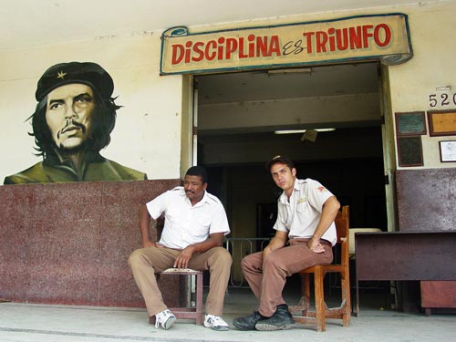 «Фрески» с портретами команданте можно увидеть на стенах многих домов Гаваны. flickr.com