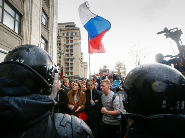 В Пушкинскую площадь в Москве пришли семьсот сторонников Навального