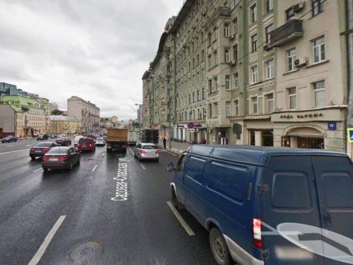 Сцену с «поиском клада» посередине дороги снимали около дома №19 по Садовой-Спасской. Панорама Google