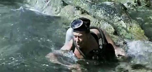 Анатолий Папанов замерз в воде, нанизывая рыбу на крючок удочки Никулина. Кадр из фильма