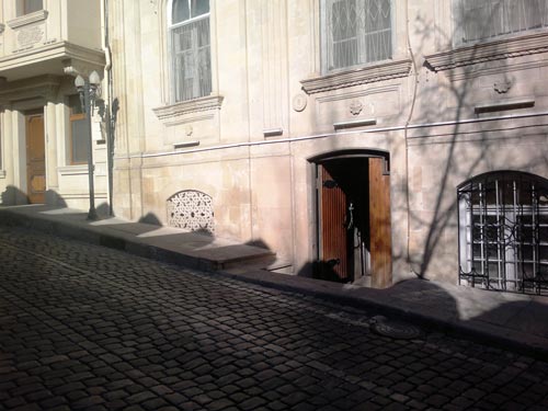 Вот так место, где упал Горбунков, выглядит в Баку сейчас. wikipedia