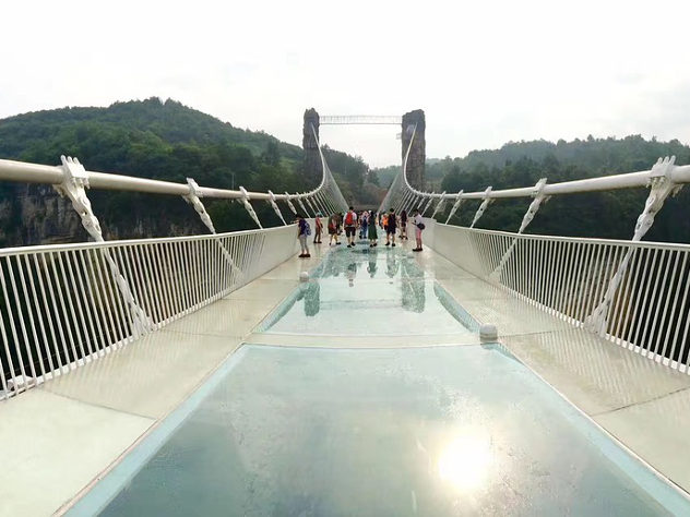 Стеклянный мост в Китае «треснул» под ногами туристов