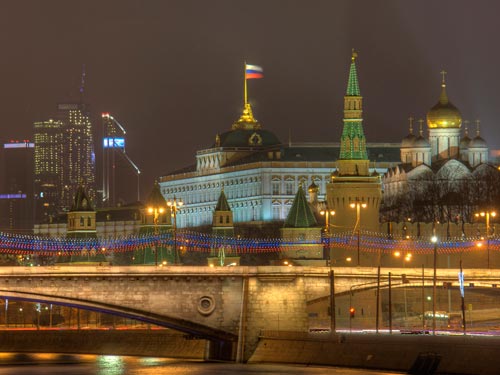 На современных фото фоном для панорамы Кремля со стороны Большого Москворецкого моста стали башни «Москва-Сити». fkickr.com