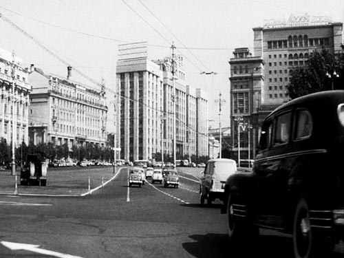 Когда снимали «Я шагаю по Москве», Манежная площадь еще была Манежной – площадью 50-летия Октября она стала позже, в 1970-е. Справа — старое здание гостиницы «Москва»