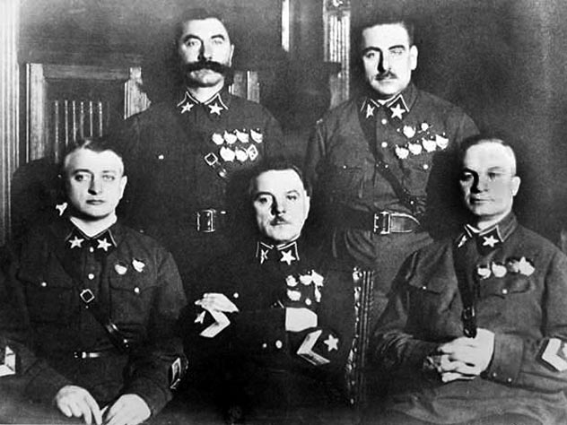 Для чего первый маршал СССР называл себя Василием Блюхером?