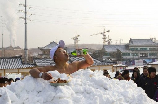 Китаец Цзинь Сунхао установил мировой рекорд самого длительного пребывания в снегу без одежды: в январе 2011 года он провел в снегу 46 минут и 7 секунд. Фото: guinnessworldrecords.com