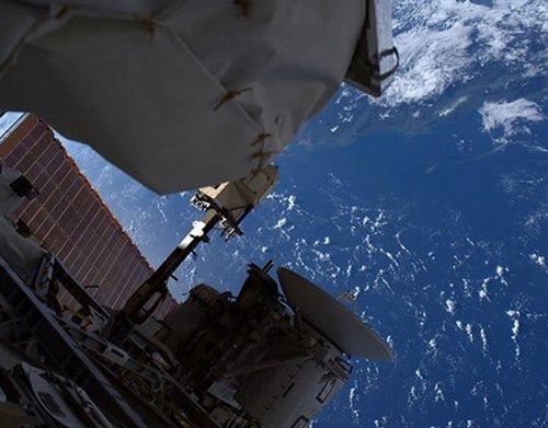 Это фото Челл сделал во время выхода в открытый космос

Фото: *instagram.com