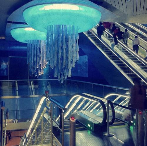 Особого внимания заслуживают уникальные люстры, которые напоминают одновременно водопады и гигантских медуз. Синяя подсветка стеклянных деталей светильников создаёт полную иллюзию того, что вы находитесь в царстве Нептуна. Фото: Instagram*.