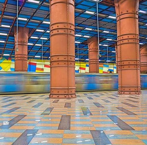 Металлические колонны в сочетании с изящными, но в то же время мощными конструкциями под потолком создают волшебную иллюзию того, что поезд если и придёт, то он наверняка будет летающим. Фото: Instagram*.
