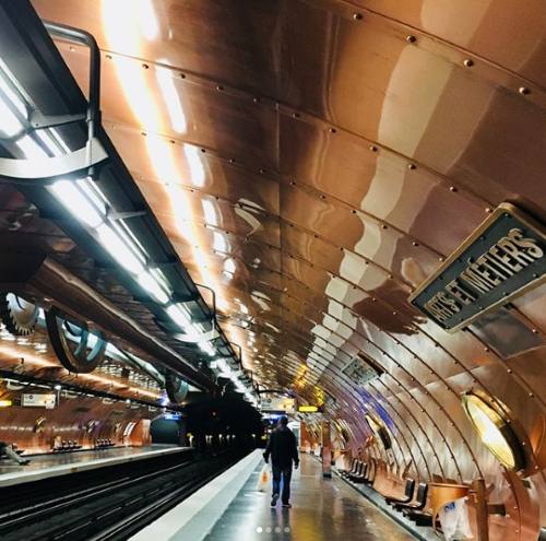 Спуск на станцию «Ар-э-Метье» — это фантастическое путешествие в мир Жюля Верна.
Фото: Instagram*.