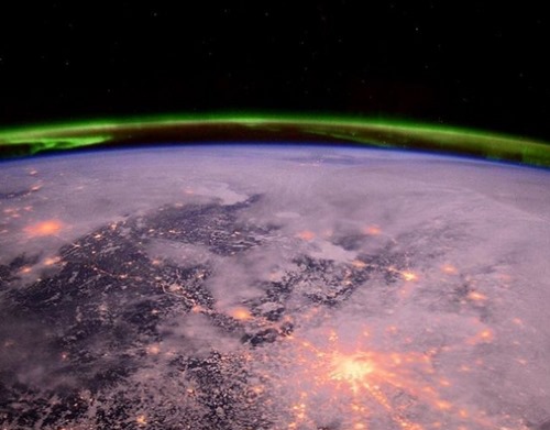 А вот так с борта МКС выглядит полярное сияние

Фото: *instagram.com