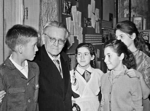 Самуил Маршак на встрече со школьниками. 1962 год. Автор: Черединцев Валентин. ИТАР-ТАСС/Архив