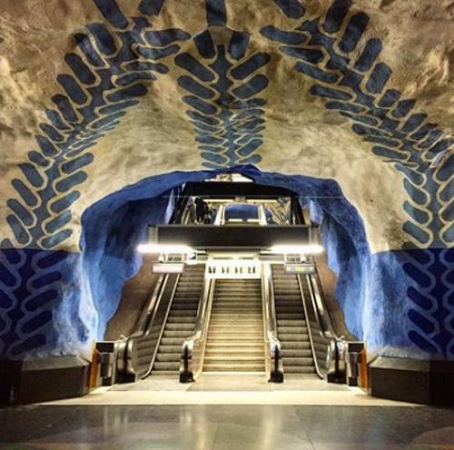 Швеция, Стокгольм, станция «T-Centralen» («Т-Сентрален»).Стокгольмское метро вообще одно из самых удивительных в мире. А эта станция, открытая ещё в 1975 году, вот уже больше 40 лет поражает воображение необычностью и актуальностью дизайна.Фото: Instagram*.