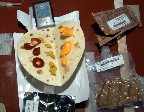 Тортилья, сыр, соусы и дегидрированная говядина — так на борту МКС праздновали Национальный день чизбургера

Фото: *instagram.com