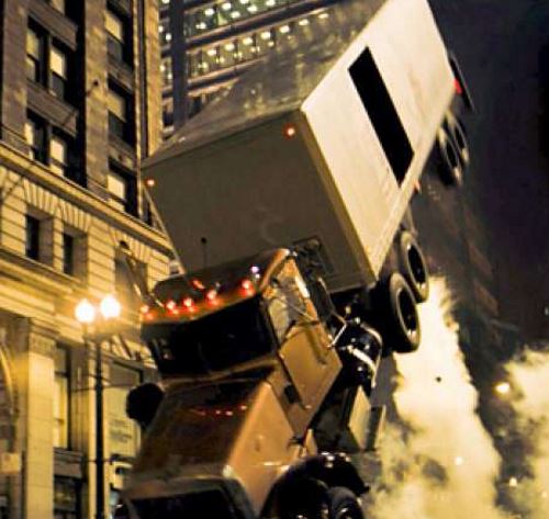 Режиссёр Кристофер Нолан полностью поменял концепцию старых фильмов про Бэтмена: его «Тёмный рыцарь» (2008 год) получился мрачным и очень реалистичным. Трюки в картине получились под стать общей атмосфере. Сцену переворота огромного грузовика Нолан снимал без использования компьютерной графики. В кабине во время аварии сидел каскадёр, который, к счастью, сумел остаться целым и невредимым.
Фото: кадр из фильма