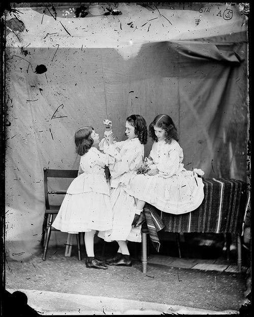 Лорина, Алиса и Эдит Лидделл на фотографии «Open your mouth...», июль 1860, фотограф Л.Кэрролл. Льюис Кэрролл / wikipedia