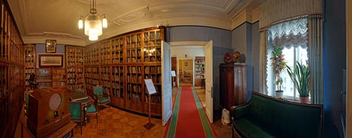 Библиотека в музее С.М. Кирова. wikipedia