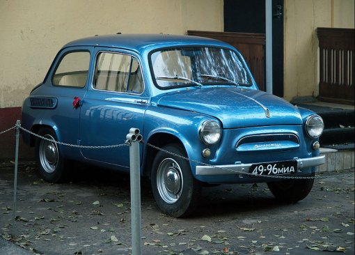 Первый вставший на конвейер «Запорожец имел индекс ЗАЗ-965, а в народе его прозвали «горбатым» за характерный горбик багажника, который был главным и по сути единственным серьезным отличием автомобиля от итальянского брата Fiat 600.