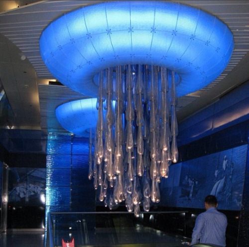 Объединённые Арабские Эмираты, Дубай, станция «Khalid Bin al Waleed» («Халид Бин аль Валид»).Дубайский метрополитен вообще выглядит, как один огромный роскошный отель, который зачем-то построили под землёй. Темой оформления станции «Халид Бин аль Валид» стала вода. Фото: Instagram*.