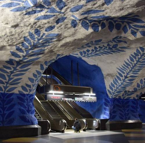 Дело в том, что станция вырублена в скале. Её своды не отделаны, а лишь украшены завораживающими рисунками синего и голубого цвета.
Фото: Instagram*.
