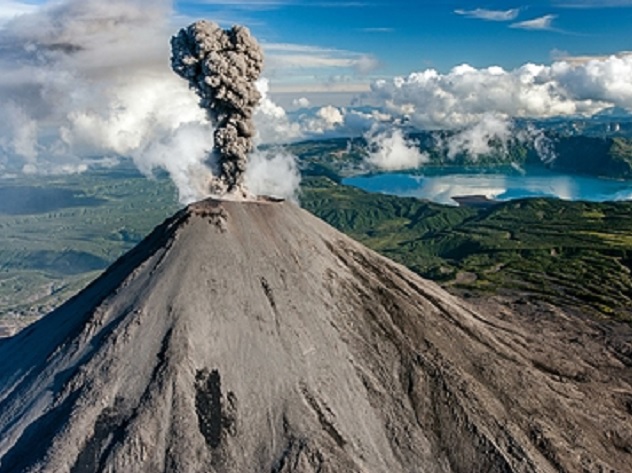 Проснувшемуся на Камчатке вулкану присвоили оранжевый код опасности