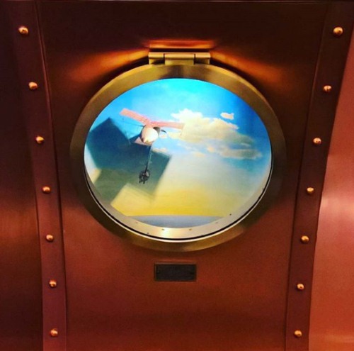 Здесь запросто можно представить, что вы находитесь на борту загадочной подводной лодки «Наутилус».
Фото: Instagram*.