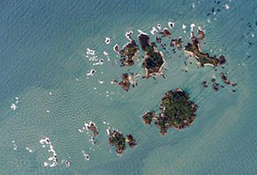 Острова Силли. Крупнейший остров, Сент-Мэрис, существенно уступает по размеру одному только Амстердаму XVII века. Фото: NASA