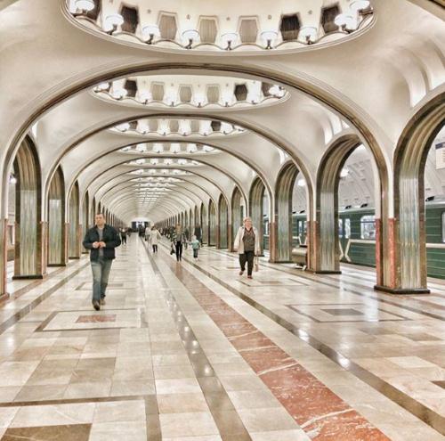 Россия, Москва, станция «Маяковская».На данный момент 44 станции московского метро являются объектами культурного наследия. Почти все станции в центре роскошны и монументальны. В каждой есть своя неповторимая «изюминка». Выбрать какую-то одну было очень сложно, однако мы решили рассказать о «Маяковской». Фото: Instagram*.