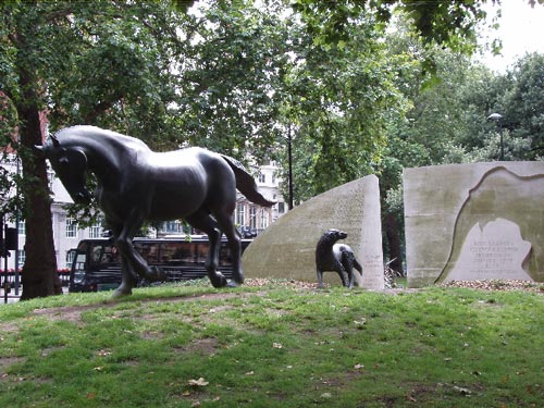 Обратная сторона памятника «Животные на войне» в Лондоне. На той стороне радуги. wikimedia / David Hawgood