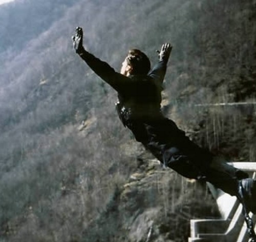 Прыжок Джеймса Бонда с огромной дамбы в фильме 1995 года «Золотой глаз» был признан одним из самых крутых кинотрюков. Знаменитого спецагента в этом фильме играл Пирс Броснан, но прыгать пришлось каскадёру. Сейчас с этой дамбы, которая находится в Швейцарии, может сигануть любой желающий (разумеется, прикрепив предварительно к ногам элластичный трос). Съёмки этой сцены прошли гладко — отважный дублёр Броснана справился со всеми задачами и не пострадал.
Фото: кадр из фильма
