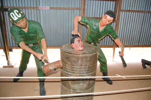 Был еще вариант пытки – узника сажали в бочку с водой и били по ней, отбивая внутренние органы. Фото: wikimedia.org
