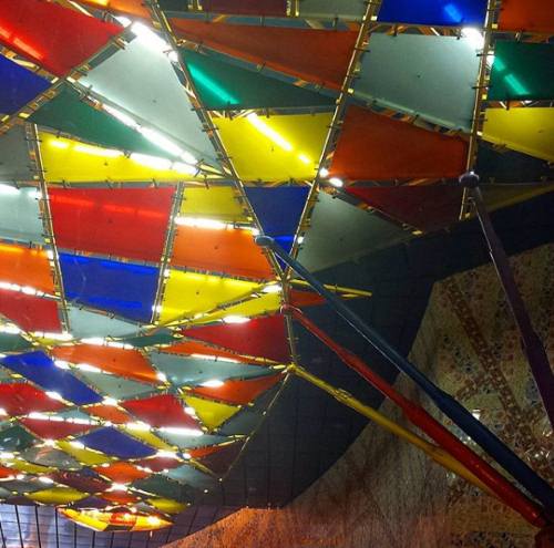 Разноцветная плитка, которой украшены её стены и потолок, позволяют полностью отвлечься от мысли, что вы находитесь глубоко под землёй. Фото: Instagram*.