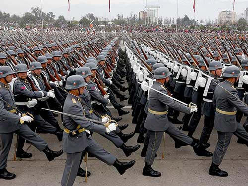 Печатный прусский шаг. Военный парад в Чили. 19 сентября 2015 года. wikipedia