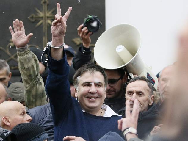 Толпа отбила Саакашвили у силовиков