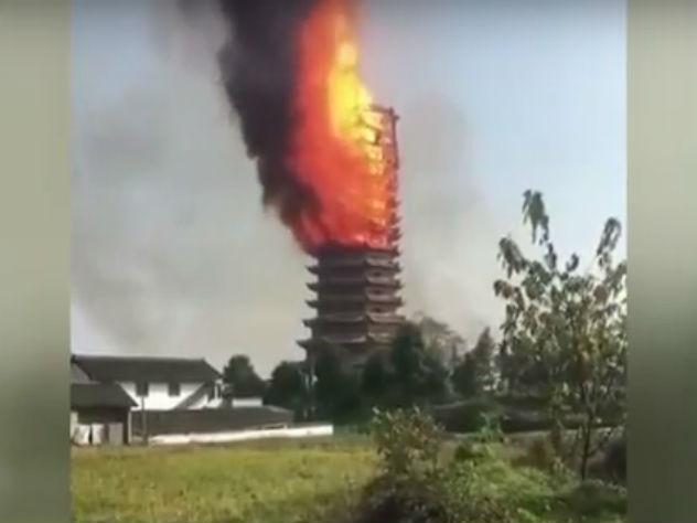 Пожар уничтожил крупнейшую буддийскую пагоду в мире