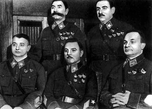 Первые 5 маршалов Советского Союза. Слева направо: Тухачевский, Ворошилов, Егоров (сидят), Буденный, Блюхер (стоят). Фото: wikimedia.org