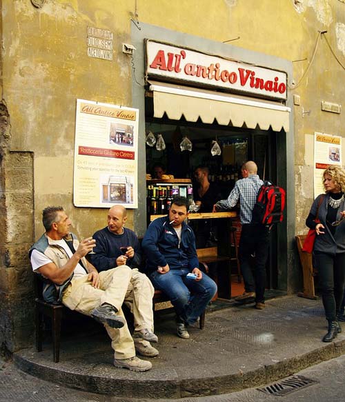 Итальянцы и испанцы могут часами просиживать в барах и винериях. pixabay.com