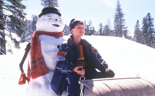 «Джек Фрост» (режиссёр Трой Миллер, 1998 год).

Этот фильм рассказывает довольно мрачную историю о музыканте, который погибает в автомобильной катастрофе и получает возможность вернуться к своему сыну в обличье…снеговика. Как-то всё в картине «Джек Фрост» не очень празднично.

Фото: кадр из фильма