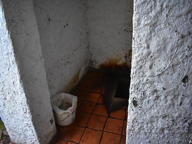 Туалет в Псковском кремле ужаснул популярного блогера