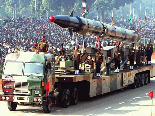 Демонстрация индийской баллистической ракеты средней дальности Agni II на параде в Дели. 2004 год. wikipedia