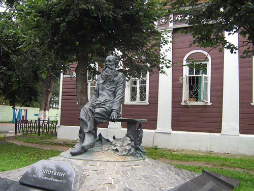 Памятник Кропоткину в Дмитрове на ул. Кропоткинской. wikipedia