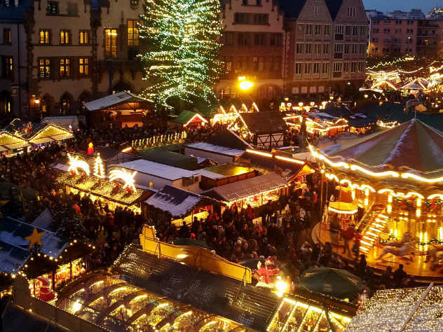 В Германии гигантская рождественская елка рухнула на детскую карусель