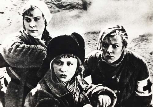 В 1935 году вышел фильм «Подруги», роль в котором прославила актрису на всю страну. На фото: Ирина Зарубина, Янина Жеймо, Зоя Федорова. Кадр из фильма