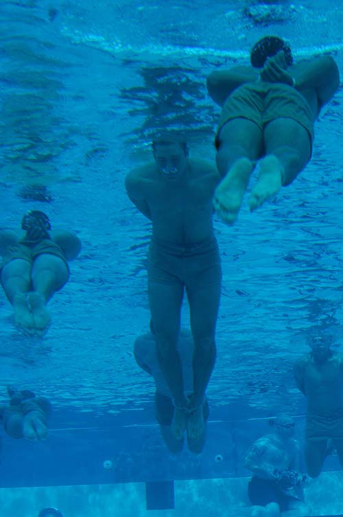 Один из этапов подготовки боевых пловцов – обучение плаванию со связанными руками. wikipedia