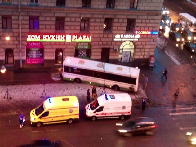 В Петербурге автобус вылетел на тротуар